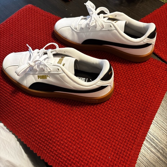 Puma White Sneakers with Gold Accents Women’s Size 6 – Like New - Picture 2 of 3